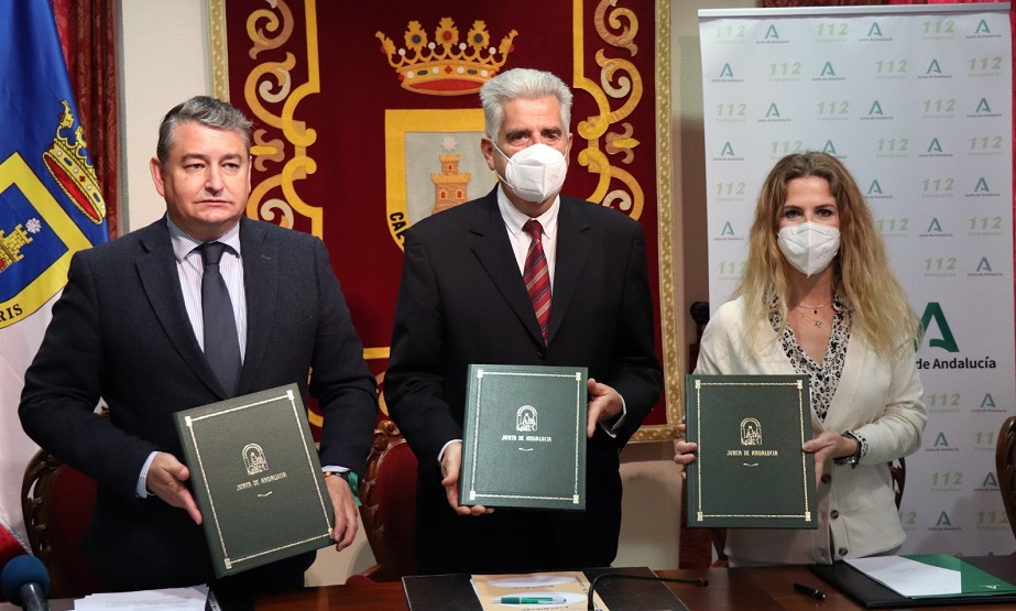 El viceconsejero de la Presidencia, Antonio Sanz, el alcalde de Chipiona, Luis Mario Aparcero y la delegada del Gobierno en Cádiz, Ana Mestre.
